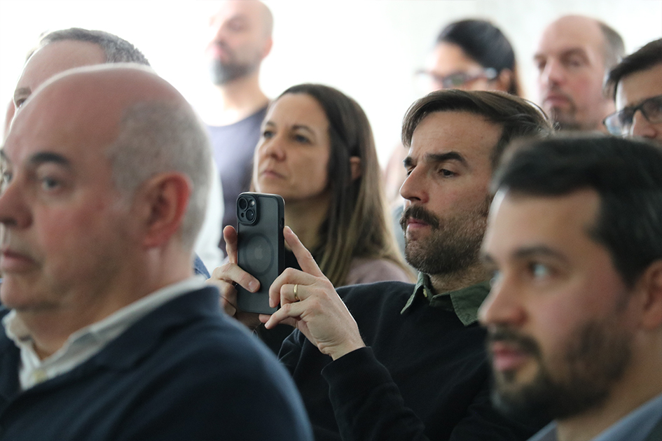 Tercer encuentro de responsables de TI Personas en sala sacando fotos
