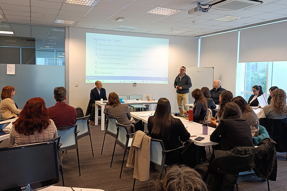 Avances en la simplificación de la gestión de representantes y apoderados Personas en sala participando del encuentro