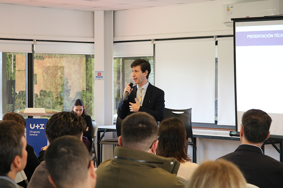 Gonzalo Sosa integrante del Comité Técnico de Evaluación de Entornos Controlados exponiendo 