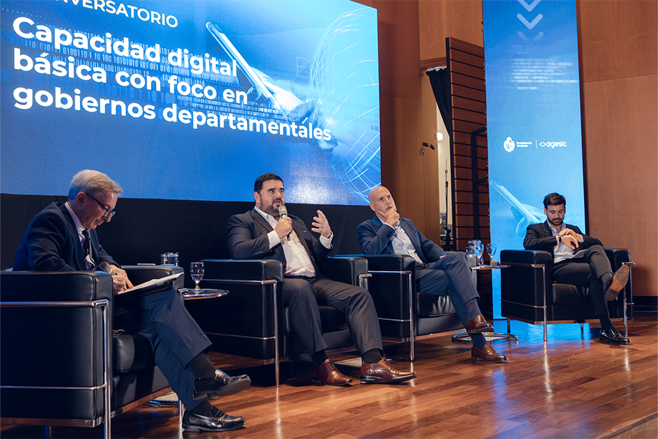 Conversatorio con autoridades del Congreso de Intendentes debatiendo