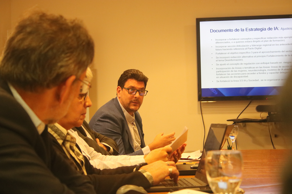 Integrantes del Comité Estratégico del Sector Público para la Inteligencia Artificial Integrantes del Comité Estratégico durante la aprobación de la Estrategia Nacional de IA 2024 - 2023