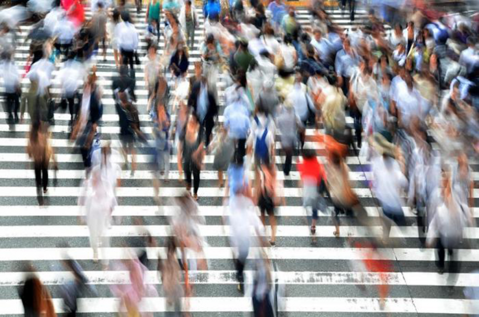 personas cruzando la cebra peatonal en la calle