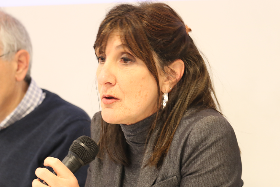 Analía Bettoni, del Instituto de Comunicación y Desarrollo Analía Bettoni, del Instituto de Comunicación y Desarrollo participando en la mesa de apertura