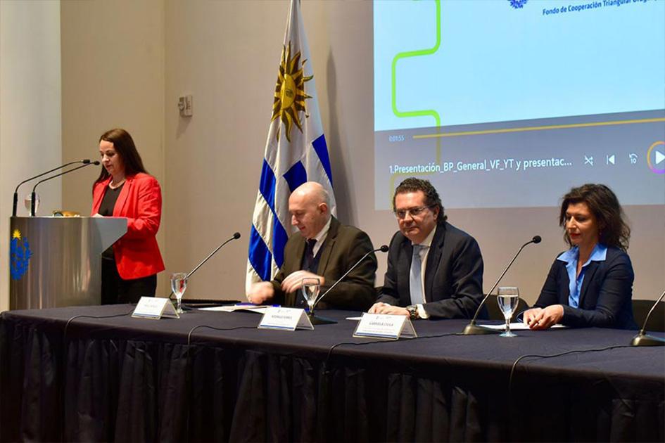 Presentación de Buenas prácticas de la cooperación internacional de Uruguay Autoridades exponiendo en la presentación de Buenas prácticas de la cooperación internacional