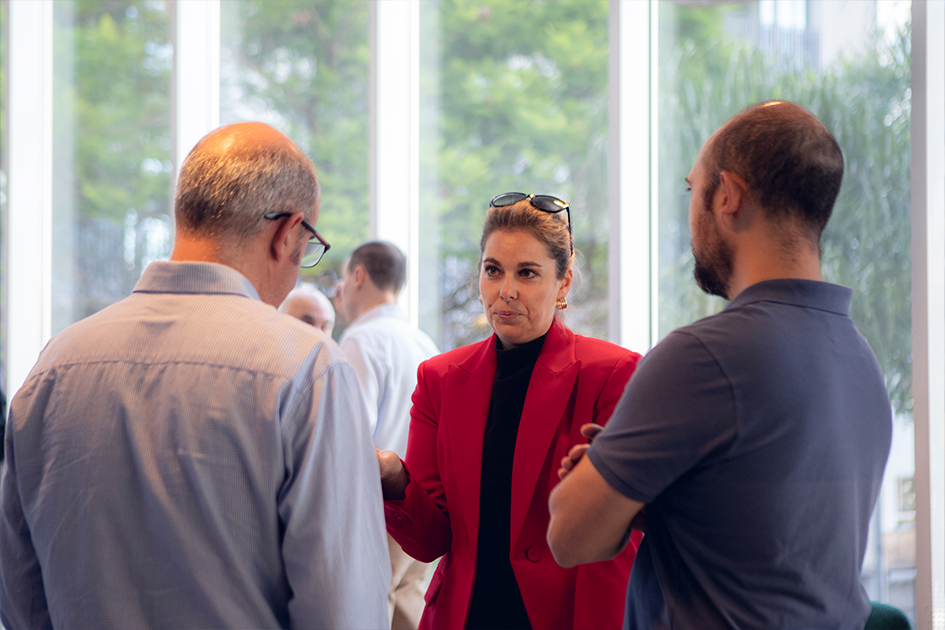 Personas conversando en el lobby