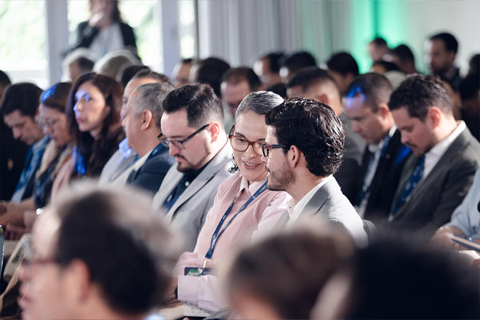 Simposio de Ciberseguridad Personas en sala escuchando la presentación