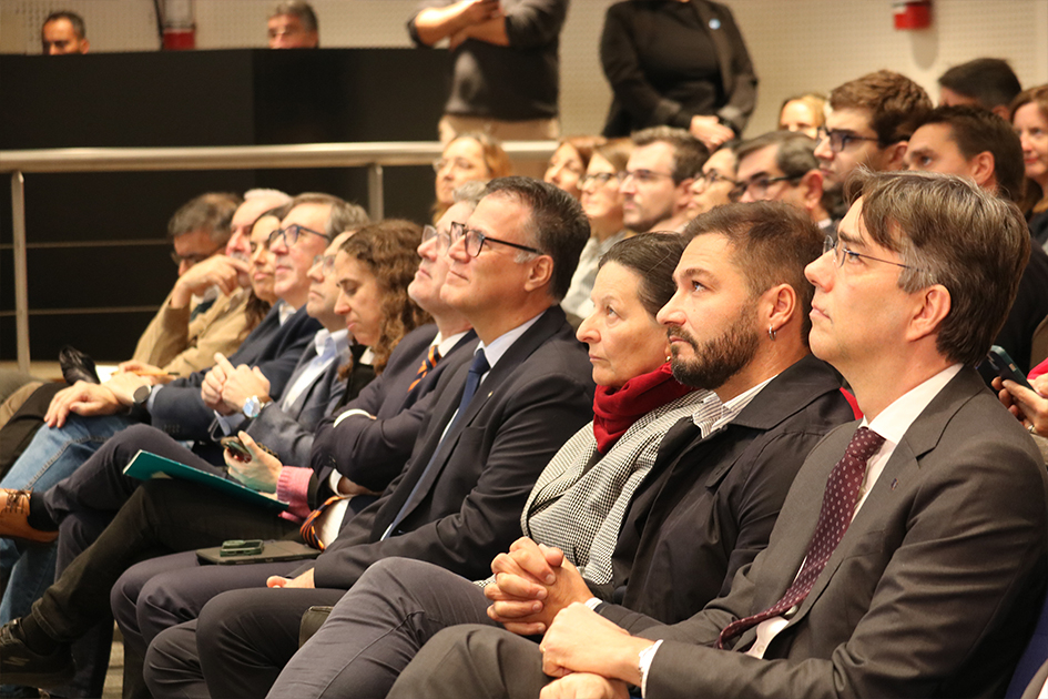 Integrantes del panel de autoridades Autoridades sentados en la sala mirando a los expositores