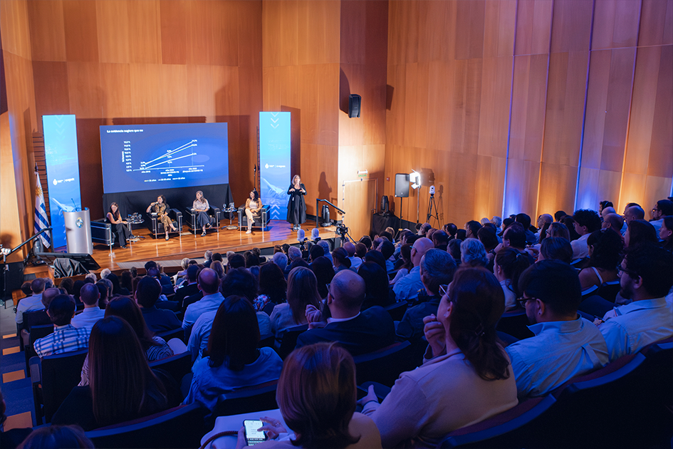 Panel “Equidad digital: una política pública innegociable” exponiendo