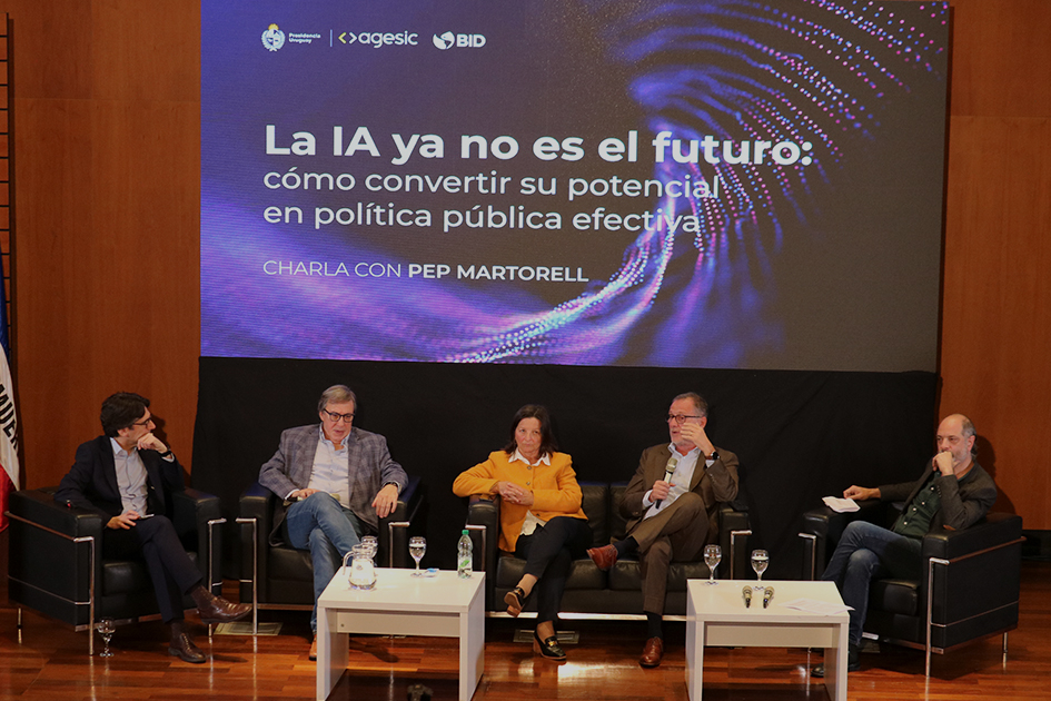 Pep Martorell, Amilcar Perea, Cristina Zubillaga, Bruno Gili, Javier Baliosian Panel intercambiando opiniones