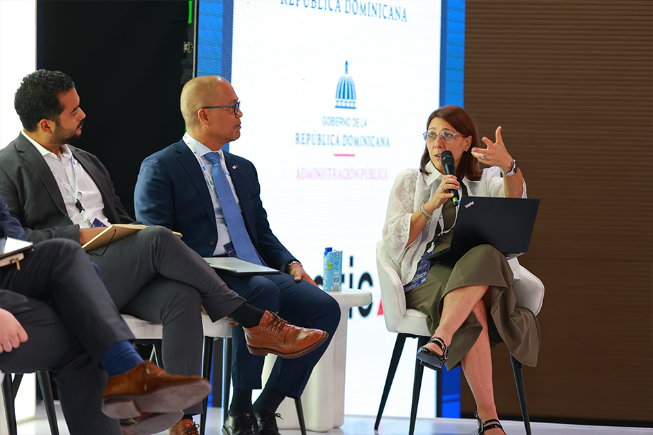 Panel "De la regulación y los sandboxes, a la escala”. Virginia Pardo directora de Sociedad de la Información de Agesic participando en un panel