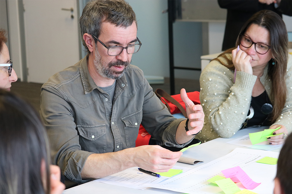 Encuentro con laboratorios de innovación pública Un hombre explicando con una lapicera en la mano