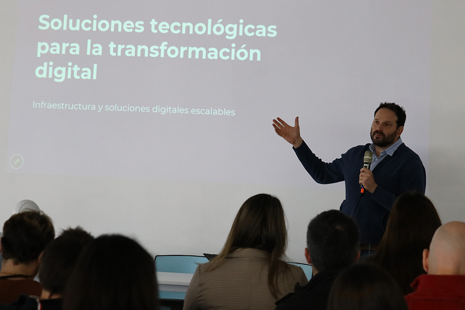 Javier Kusminsky, gerente de Soluciones Digitales de Antel presentando el tema