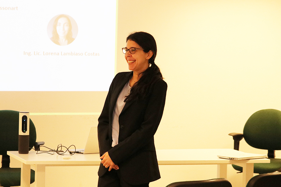 Integrantes del equipo de Salud Digital de Agesic Persona presentándose de pie en la sala