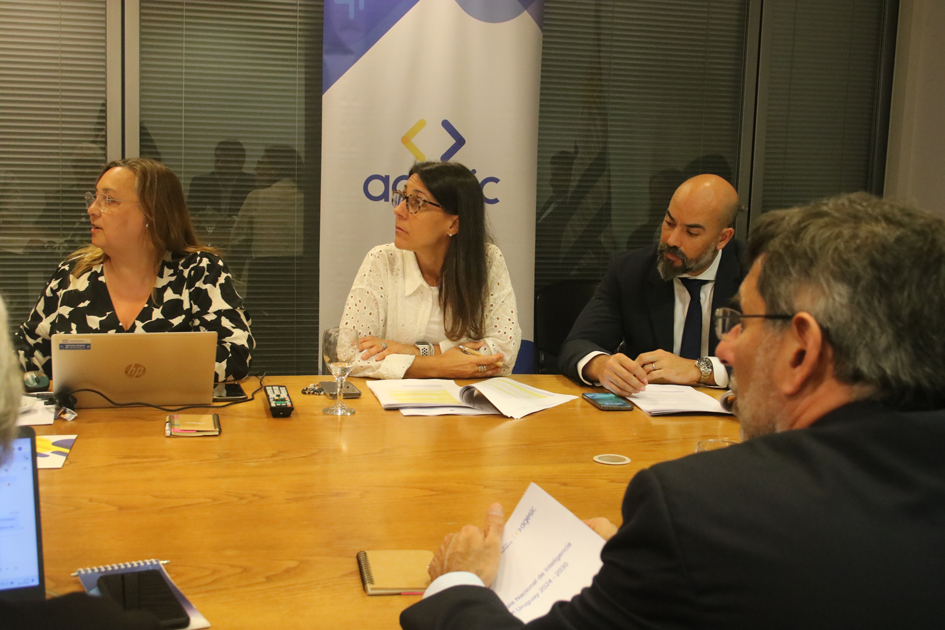 Integrantes del Comité Estratégico del Sector Público para la Inteligencia Artificial Integrantes del Comité Estratégico durante la aprobación de la Estrategia Nacional de IA 2024 - 2023