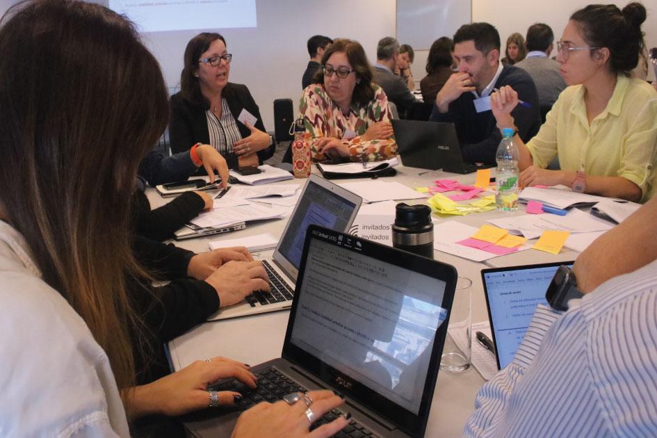 Participantes de las mesas de diálogo Personas tomando notas sobre el intercambio de ideas en las mesas de diálogo