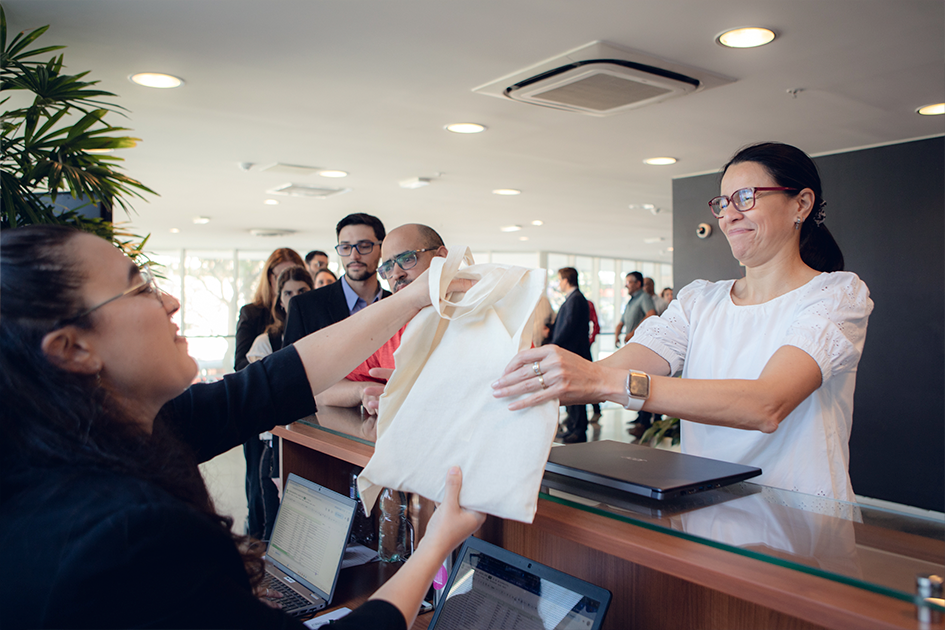 Entregando obsequios del evento