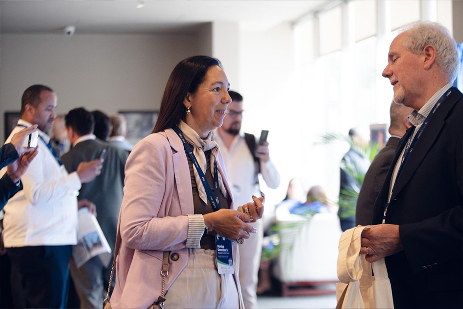 Simposio de Ciberseguridad Personas conversando en el lobby