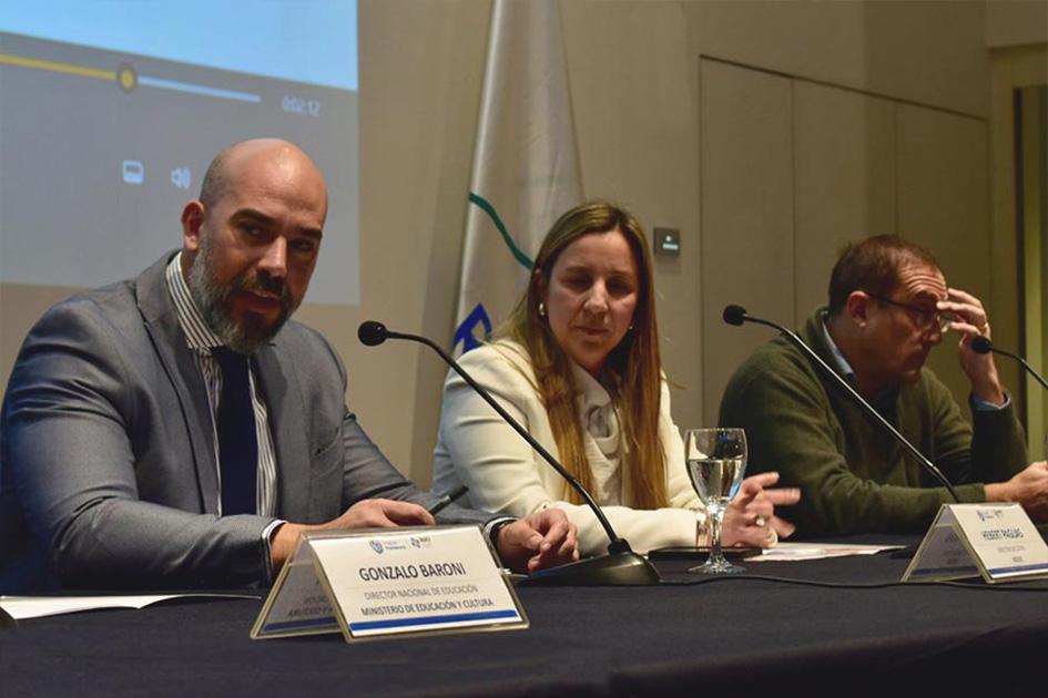 Presentación de Buenas prácticas de la cooperación internacional de Uruguay Autoridades exponiendo en la presentación de Buenas prácticas de la cooperación internacional