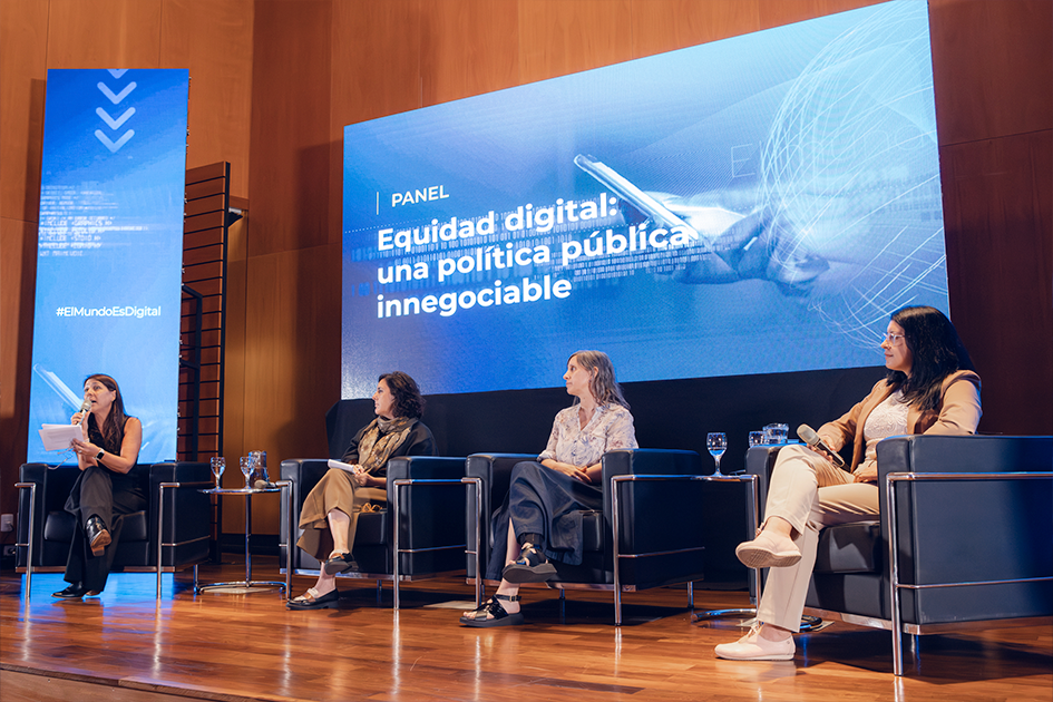 Panel “Equidad digital: una política pública innegociable” presentando