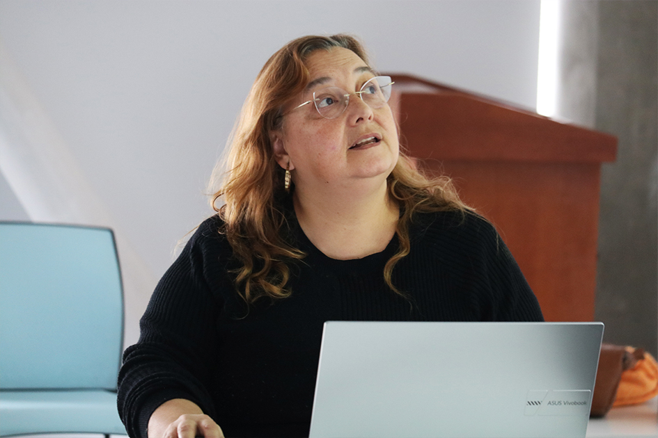 Ninoschka Dante, gerenta de la División Gobierno Abierto presentando el espacio de la comunidad