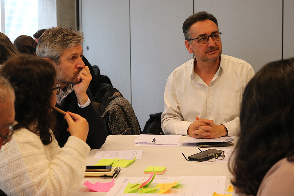 Encuentro con laboratorios de innovación pública Personas escuchando con atención