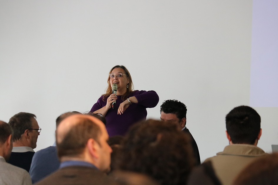 Cuarto encuentro de responsables de TI: infraestructura y capacidades para el desarrollo de IA en el Personas en sala prestando atención
