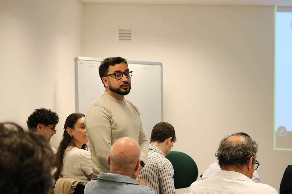 Integrantes del equipo de Salud Digital de Agesic Persona presentándose de pie en la sala
