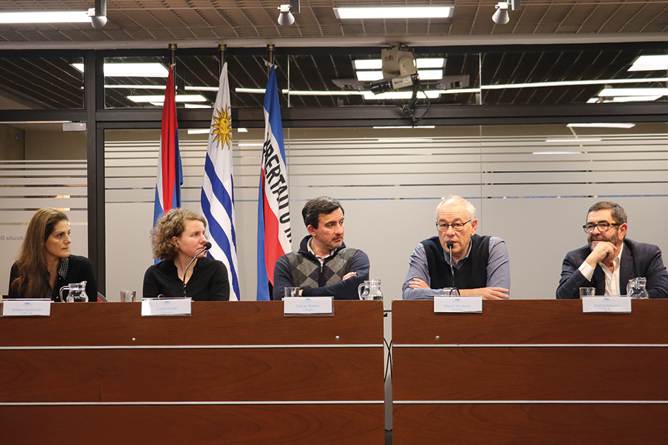 Desafíos para la protección de la libertad de expresión y el acceso a la información en Internet Autoridades en la mesa redonda