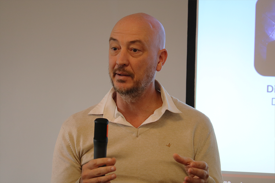 Juan Andrés Abin, representante de AtGen respondiendo las preguntas del panel