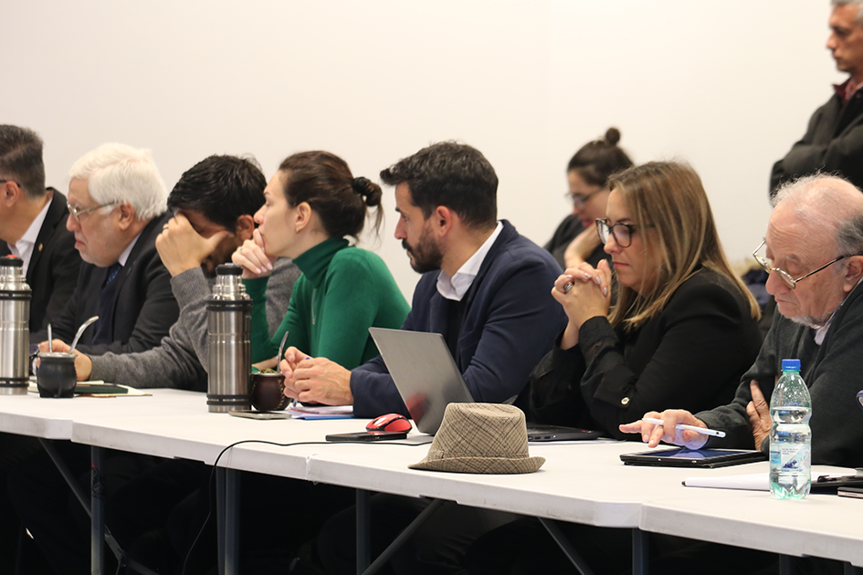 Gobierno Abierto: democracia, espacio cívico y gobernanza digital Personas participando y escuchando la mesa de apertura
