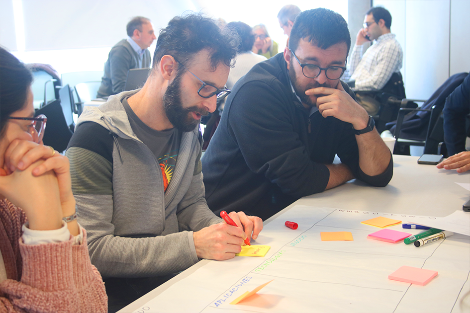 Encuentros de tecnologías de la información Personas en las mesas de trabajo participando del Encuentro de TI pensando ideas
