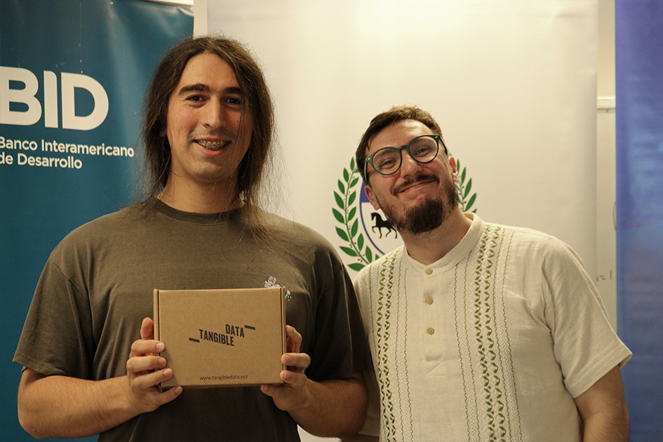 Grupo 5 del Datacamp parados para foto grupal.