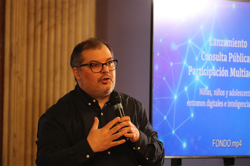 Emiliano Pereiro, jefe de Pensamiento computacional e inteligencia artificial de Ceibal exponiendo