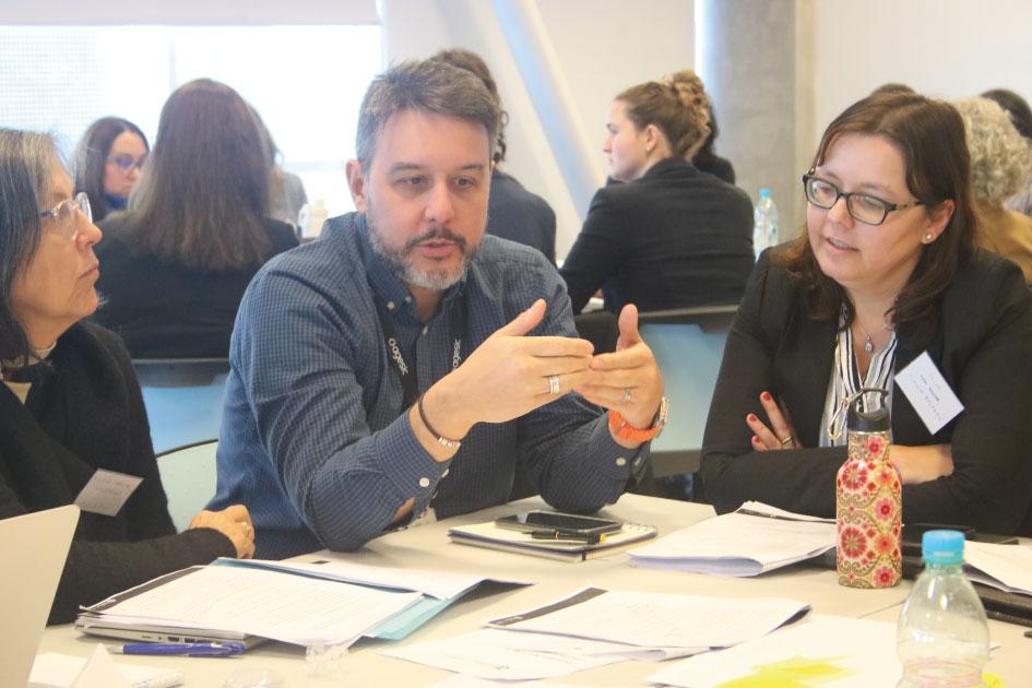 Participantes de las mesas de diálogo Persona exponiendo sus ideas a los integrantes de las mesas de diálogo