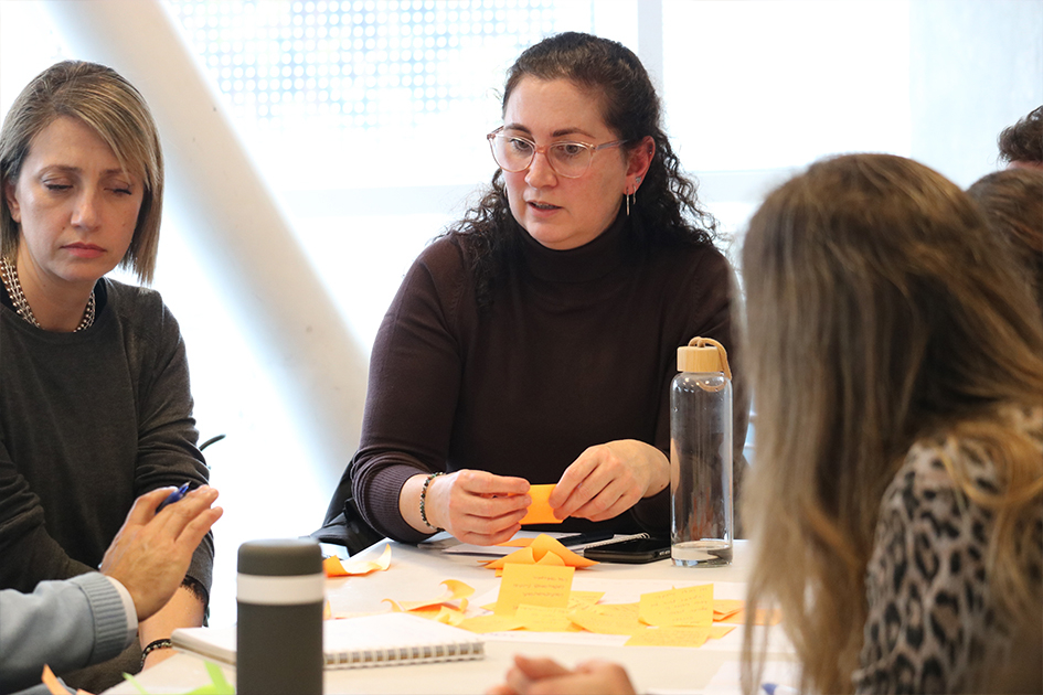 Encuentro con laboratorios de innovación pública Dos personas mirando la mesa con los post-it