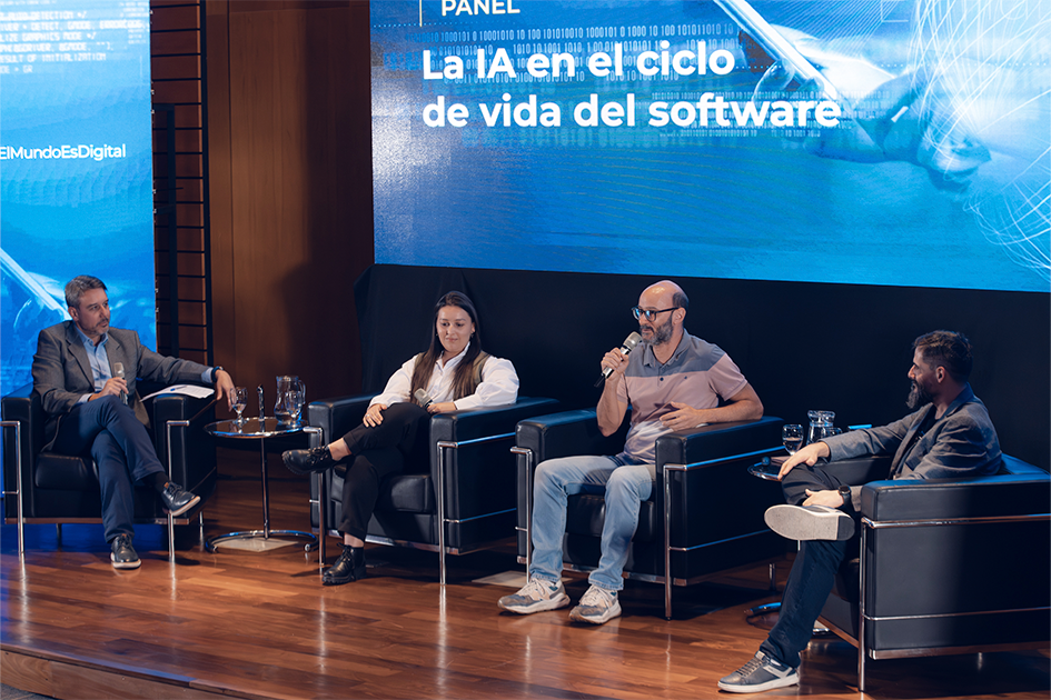 Panel “La IA en el ciclo de vida del software” intercambiando
