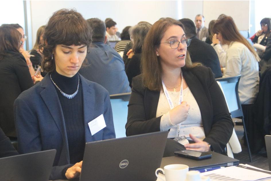 Participantes de las mesas de diálogo Persona exponiendo sus ideas a los integrantes de la mesa mientras que otra toma notas en la laptop