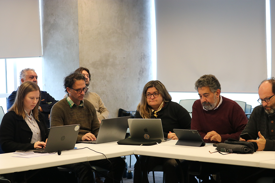 Gobierno Abierto: democracia, espacio cívico y gobernanza digital Personas participando y escuchando la mesa de apertura