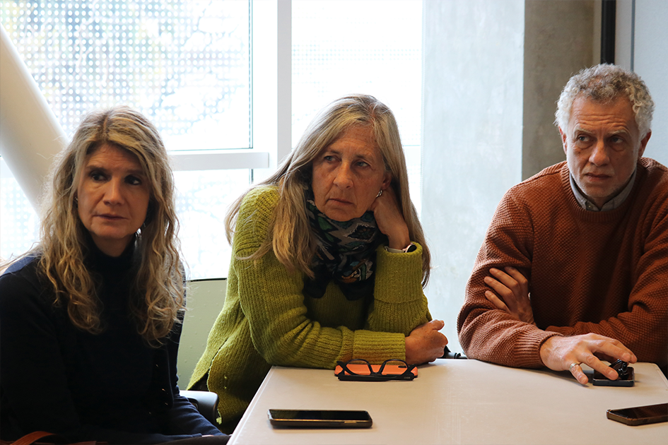 Encuentros de tecnologías de la información Personas en las mesas de trabajo participando del Encuentro de TI escuchando a un integrante