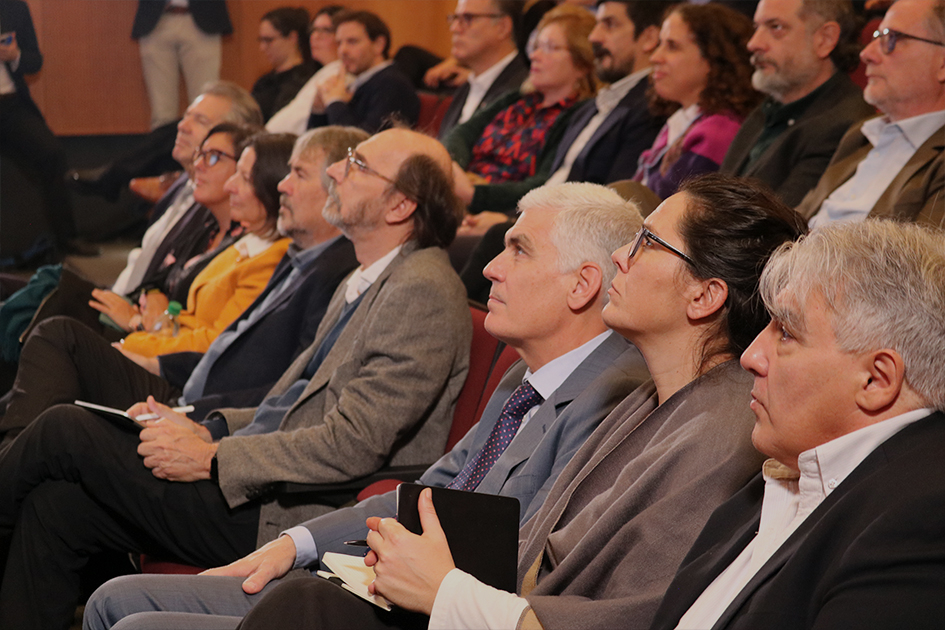Charla “La IA ya no es el futuro: cómo convertir su potencial en política pública efectiva” Autoridades sentadas en primera fila