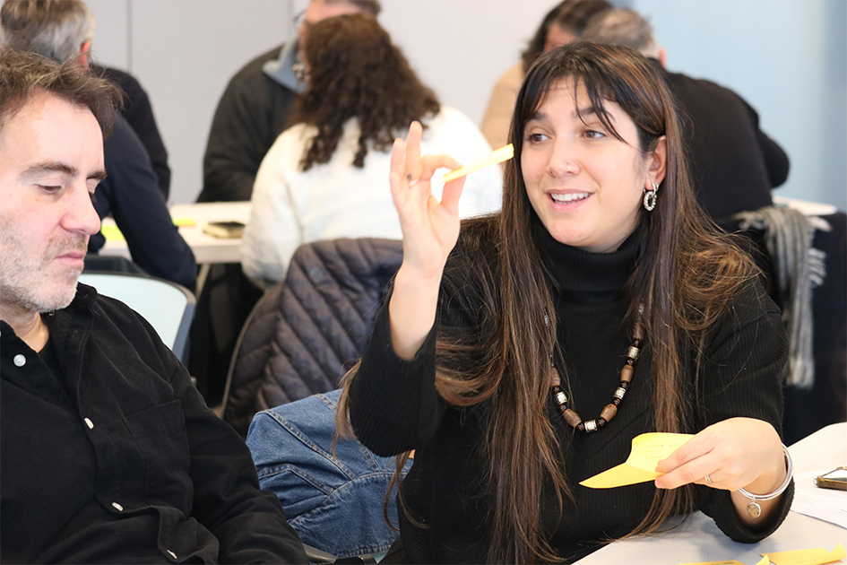 Encuentro con laboratorios de innovación pública Una persona explicando a los integrantes de la mesa