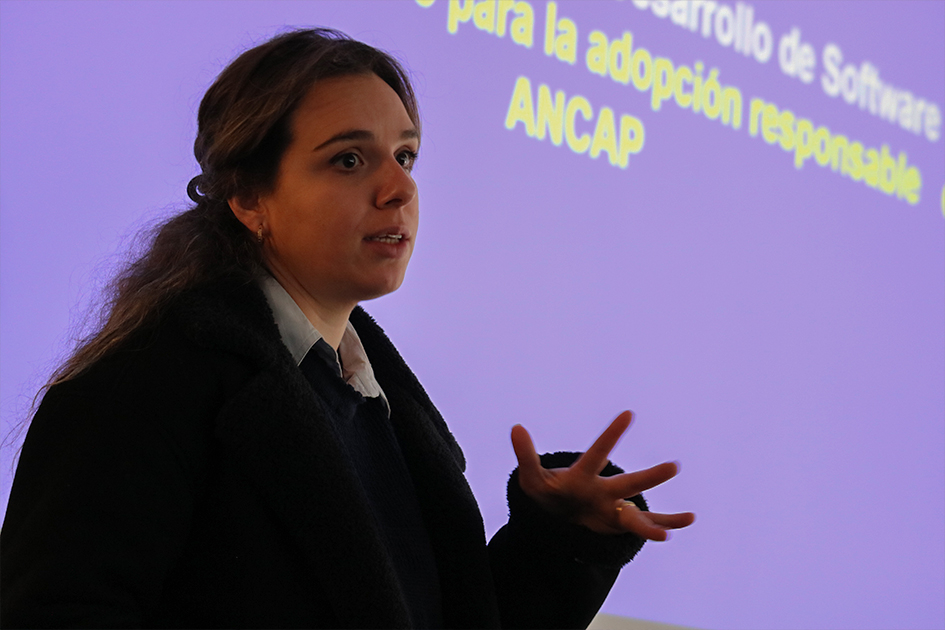 Victoria Cesano, representante de la Escuela Nacional de Administración Pública (ENAP) Victoria Cesano representante de la Escuela Nacional de Administración Pública (ENAP) exponiendo