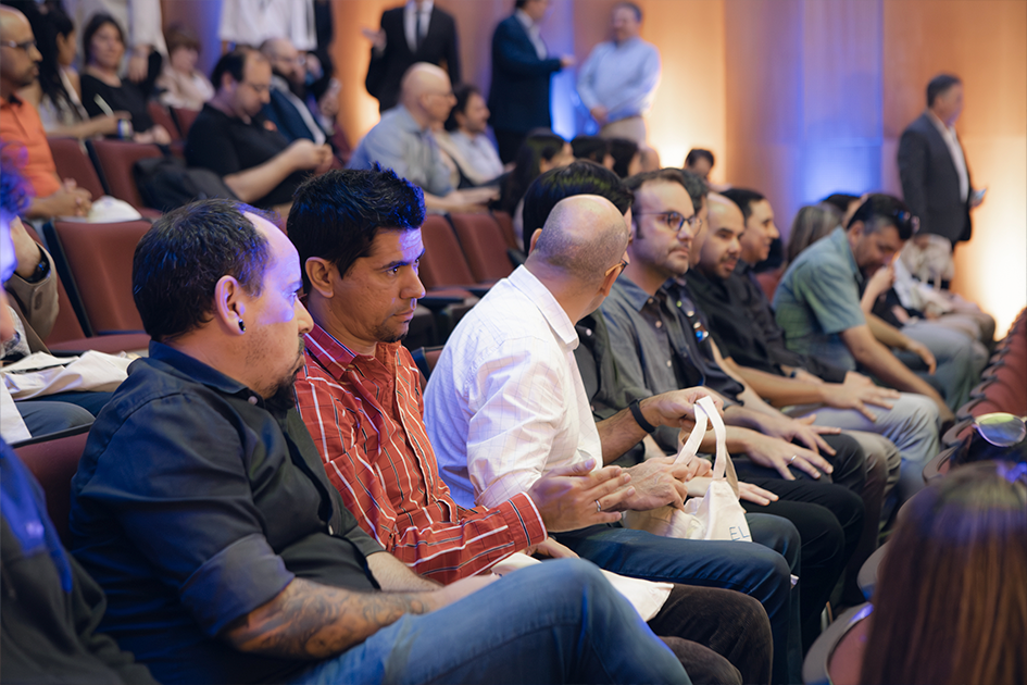 Personas escuchando en sala