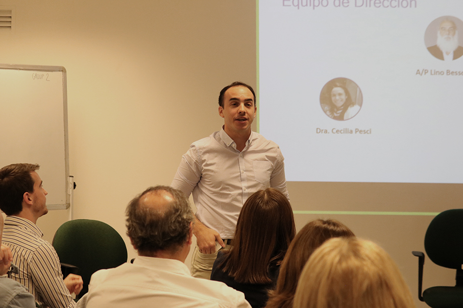Integrantes del equipo de Salud Digital de Agesic Hombre de pie presentándose