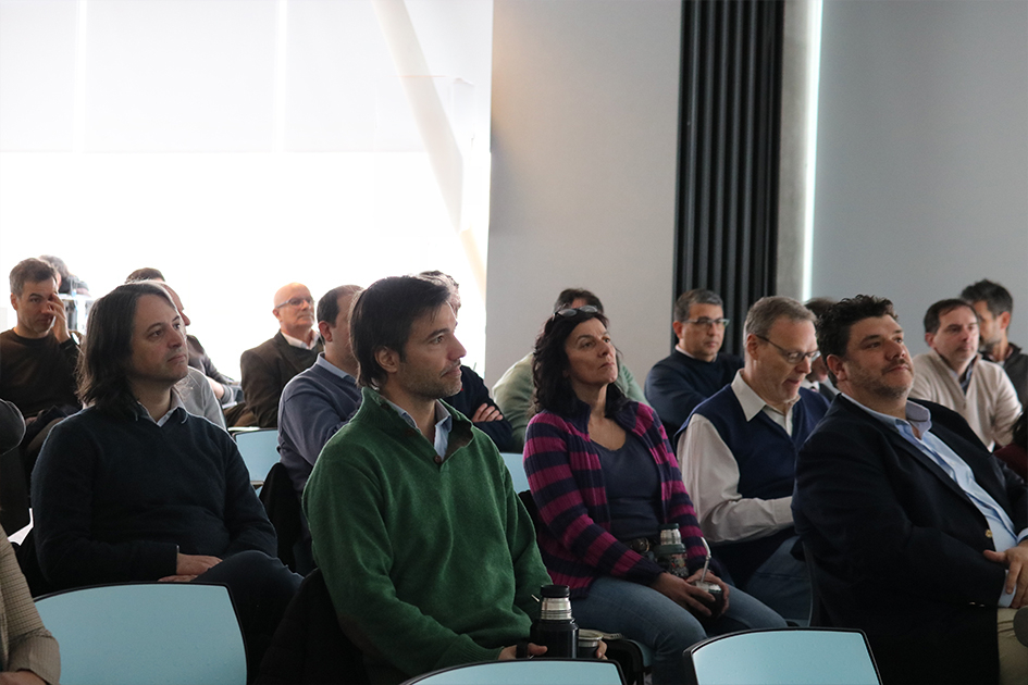 Cuarto encuentro de responsables de TI: infraestructura y capacidades para el desarrollo de IA en el Personas en sala prestando atención