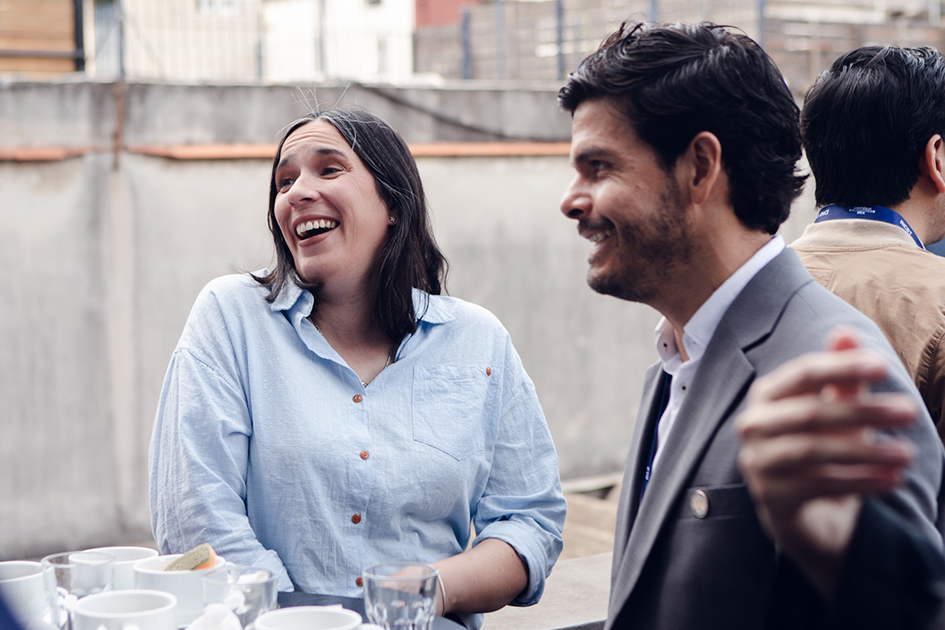 Simposio de Ciberseguridad Personas conversando y sonriendo