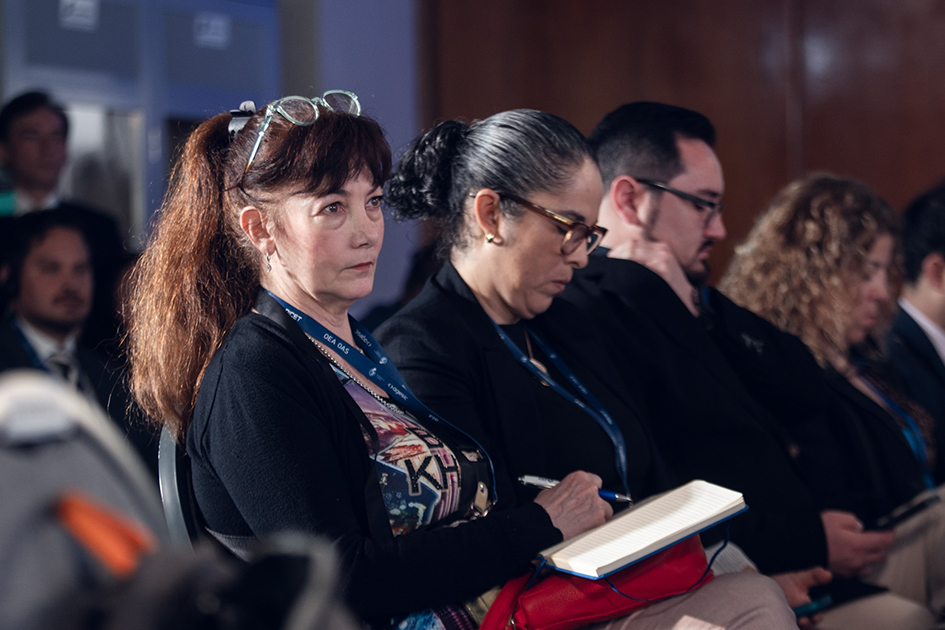 Simposio de Ciberseguridad  Personas en sala escuchando la presentación