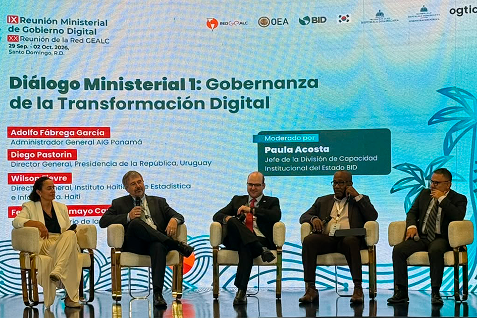 Autoridades en el segundo panel del día 4 de la Reunión Ministerial