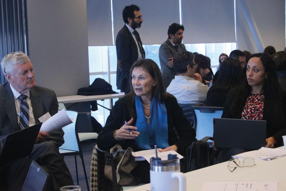 Participantes de las mesas de diálogo Personas debatiendo con otros integrantes de las mesas de diálogo