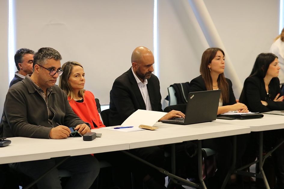 Gobierno Abierto: democracia, espacio cívico y gobernanza digital Personas participando y escuchando la mesa de apertura